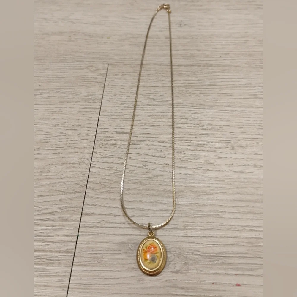 Chic Gold Pendant Necklace with Floral Design